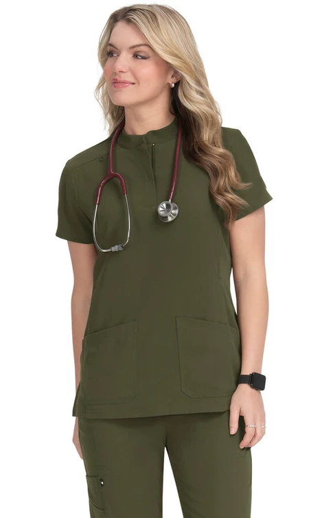 Zdravotnícke oblečenie - Koi - blúzy - Dámska zdravotnícka blúza DRIVEN TOP - olivová | medical-uniforms