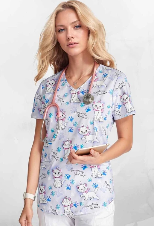 Zdravotnícke oblečenie - Dámske zdravotnícke blúzy - Dámska zdravotnícka blúza s Disney potlačou MAČIČKA | medical-uniforms