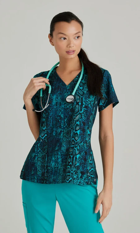 Zdravotnícke oblečenie - Dámske zdravotnícke blúzy - Scrub zdravotnícky top s haďou potlačou | medical-uniforms